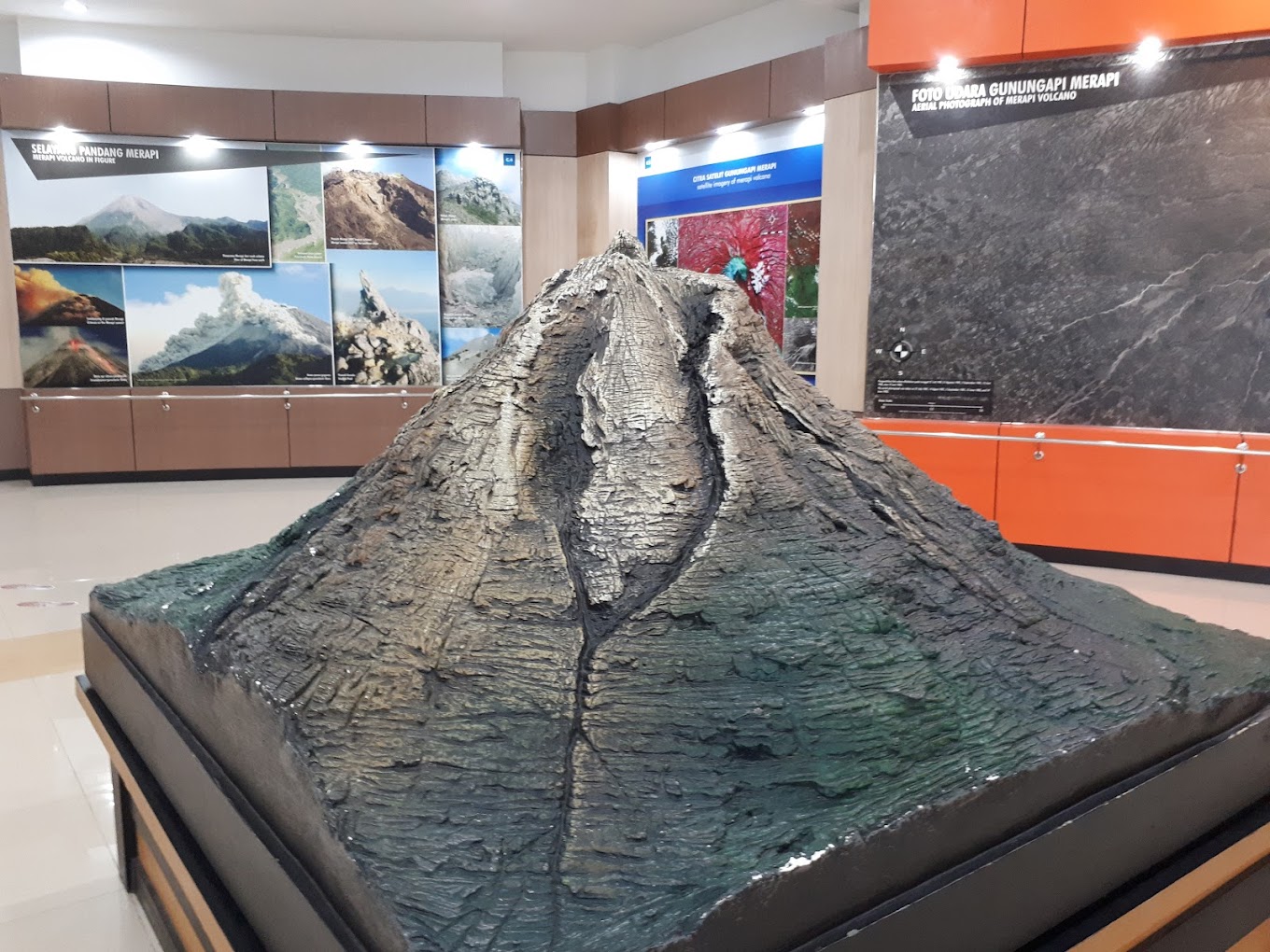 Maket Gunung Merapi di Museum Gunungapi Merapi