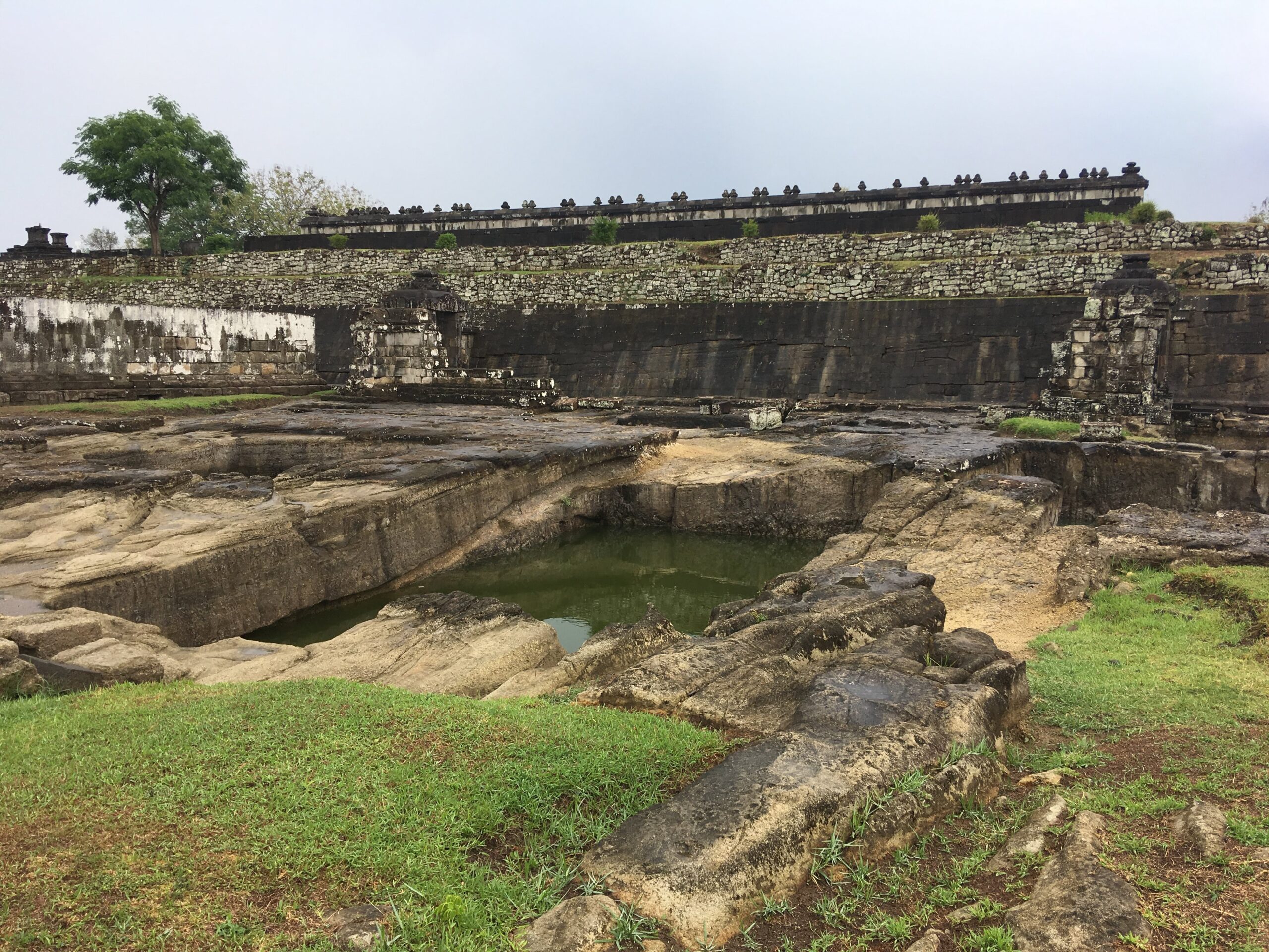 Kolam dan dinding kompleks Ratu Boko dalam foto Christophe95 pada November 2018.